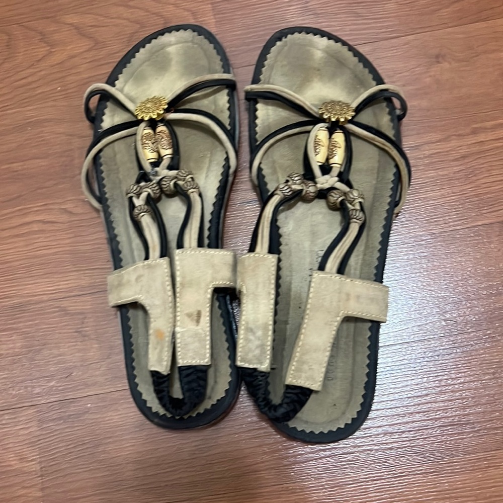 WOMEN SIZS 6 SANDALS